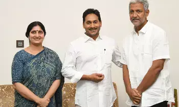 Vallabhaneni Vamsi : వైఎస్.జగన్ని కలసిన వల్లభనేని వంశీ దంపతులు Vallabhaneni Vamsi : వైఎస్.జగన్ని కలసిన వల్లభనేని వంశీ దంపతులు