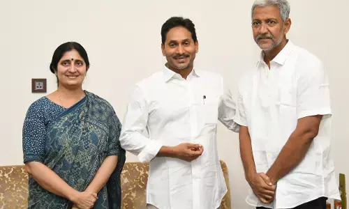 Vallabhaneni Vamsi : వైఎస్‌.జగన్ని కలసిన వల్లభనేని వంశీ దంపతులు