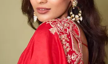 Hebbah Patel: లాల్ స్టైలింగ్.. హెబ్బా పటేల్ అదిరిపోయే ఫిక్స్ Hebbah Patel: లాల్ స్టైలింగ్.. హెబ్బా పటేల్ అదిరిపోయే ఫిక్స్