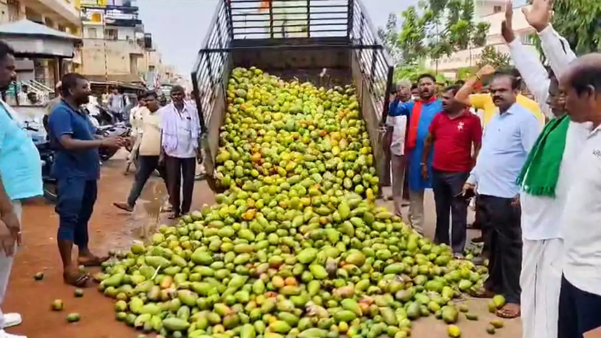 TOTAPURI MONGO : మామిడి కొనుగోళ్లలో ఫలితాలిస్తున్న ప్రభుత్వ చర్యలు TOTAPURI MONGO : మామిడి కొనుగోళ్లలో ఫలితాలిస్తున్న ప్రభుత్వ చర్యలు