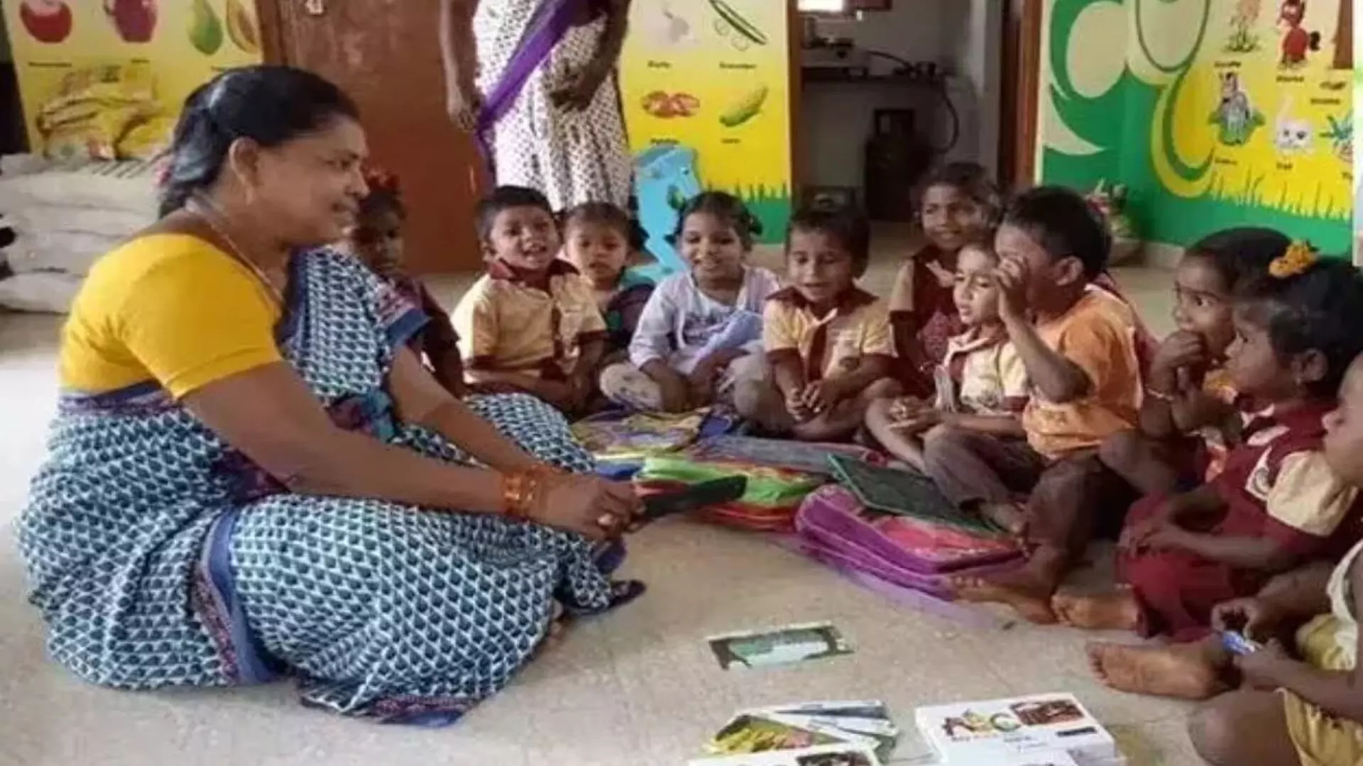 ANGANWADI TELANGANA : అంగన్వాడీల్లో 6,399 టీచర్.. 7,837 హెల్పర్ పోస్టులు భర్తీ ANGANWADI TELANGANA : అంగన్వాడీల్లో 6,399 టీచర్.. 7,837 హెల్పర్ పోస్టులు భర్తీ