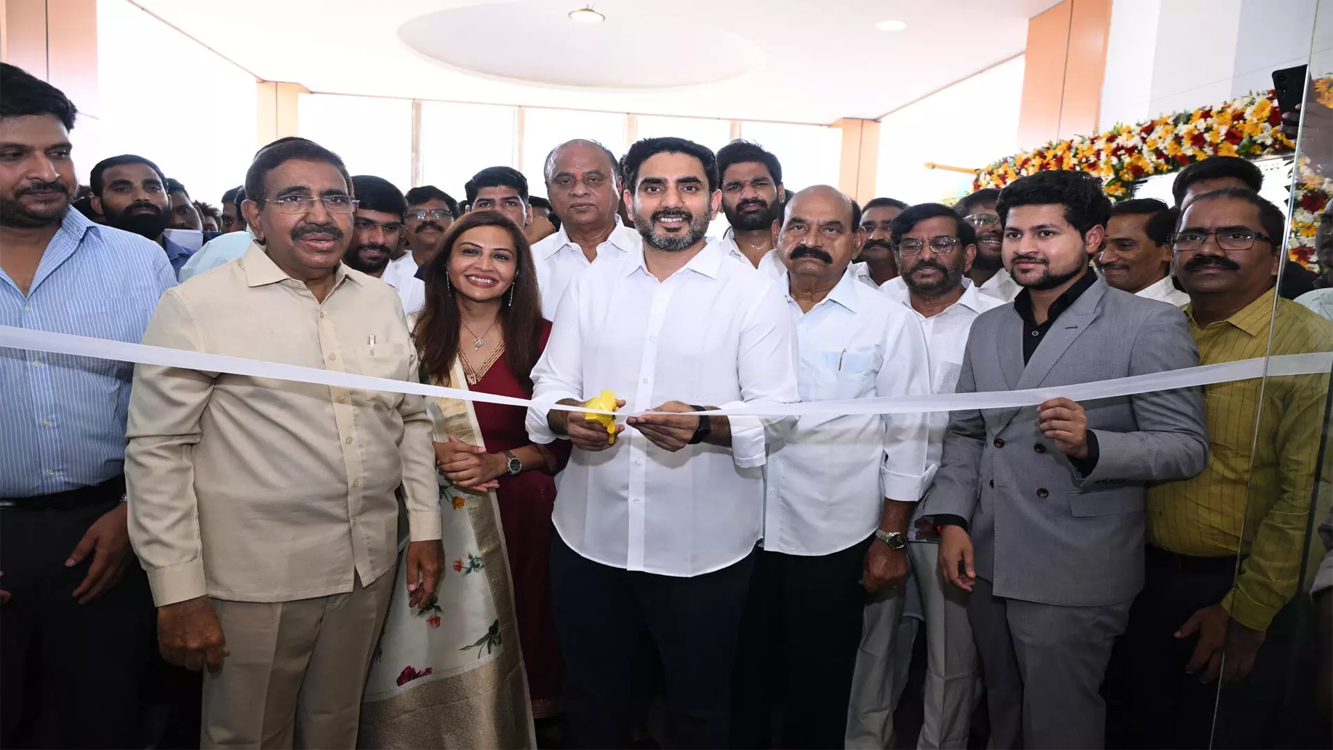 NARA LOKESH : వీఆర్ మున్సిపల్ హైస్కూల్ ను ప్రారంభించిన మంత్రి లోకేష్ NARA LOKESH : వీఆర్ మున్సిపల్ హైస్కూల్ ను ప్రారంభించిన మంత్రి లోకేష్