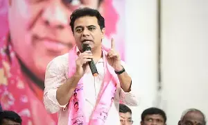 కాంగ్రెస్ కార్యకర్తల్లా కొందరు పోలీసులు కాంగ్రెస్ కార్యకర్తల్లా కొందరు పోలీసులు