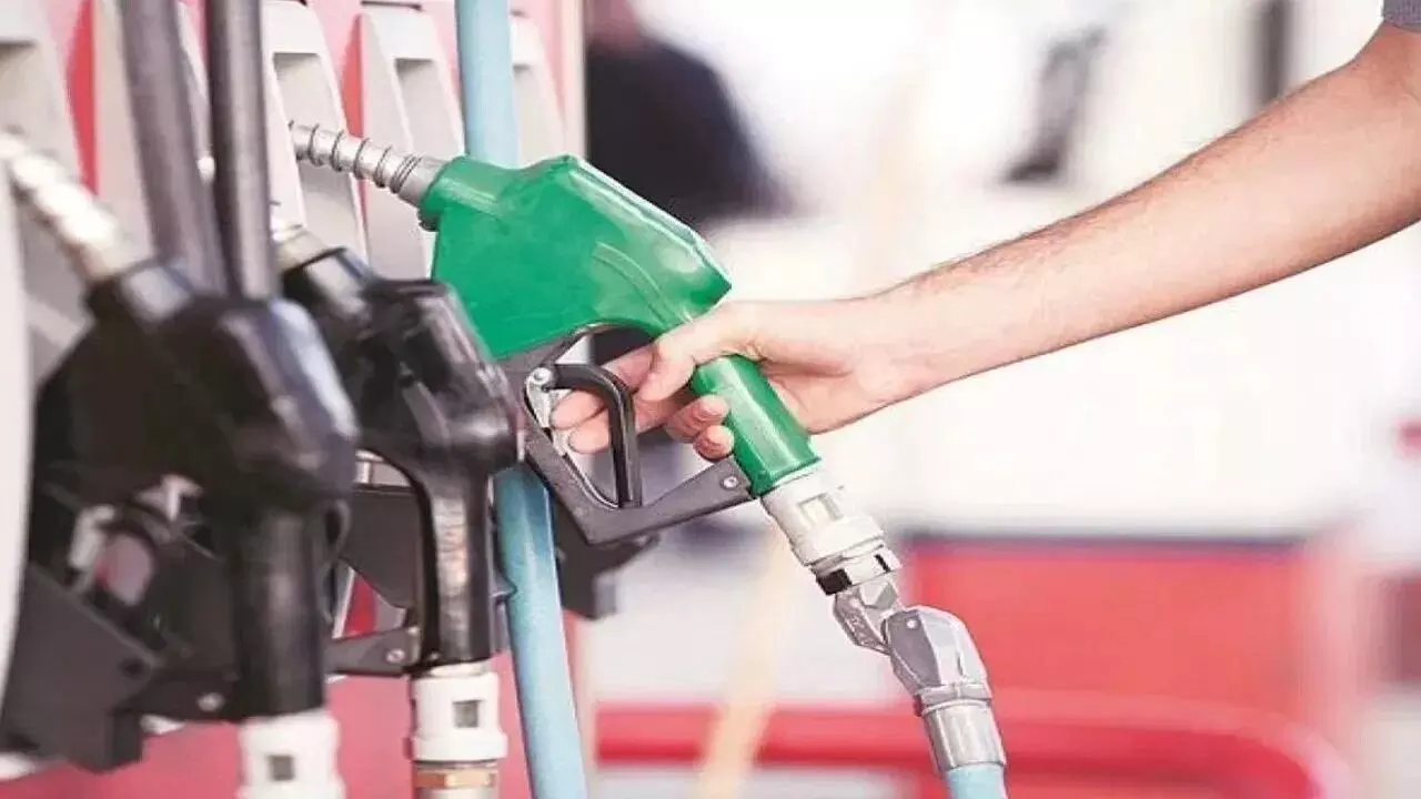 Petrol : 60డాలర్ల దిగువకు క్రూడాయిల్? పెట్రోల్, డీజిల్ పై రూ.5 వరకు తగ్గే ఛాన్స్ Petrol : 60డాలర్ల దిగువకు క్రూడాయిల్? పెట్రోల్, డీజిల్ పై రూ.5 వరకు తగ్గే ఛాన్స్