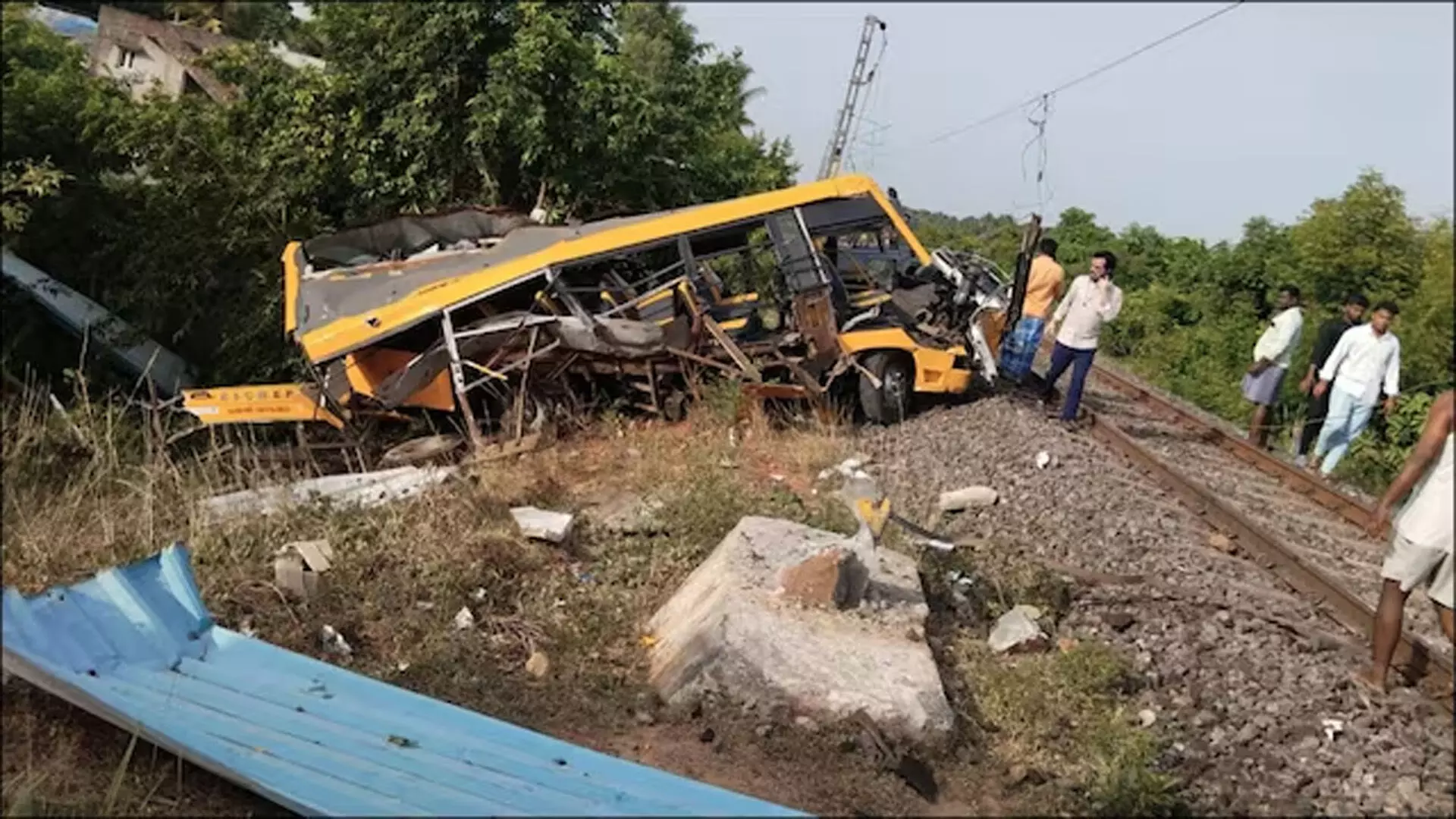 Train hits school bus : తమిళనాడు కడలూరులో స్కూల్‌ బస్సును ఢీకొన్న రైలు