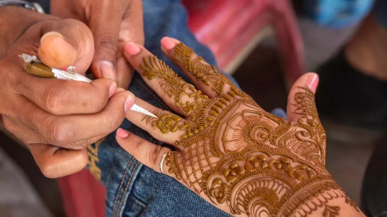 Henna (Gorintaku): గోరింటాకుతో మానసిక ఒత్తిడి మటుమాయం Henna (Gorintaku): గోరింటాకుతో మానసిక ఒత్తిడి మటుమాయం