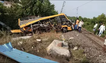Train hits school bus : తమిళనాడు కడలూరులో స్కూల్ బస్సును ఢీకొన్న రైలు Train hits school bus : తమిళనాడు కడలూరులో స్కూల్ బస్సును ఢీకొన్న రైలు