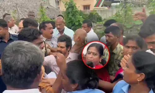 Bhadrachalam Temple : భద్రాద్రి దేవాలయ ఈఓపై ఆక్రమణ దారుల దాడి