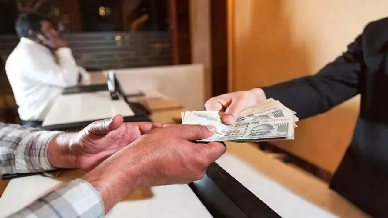 Savings Account : సేవింగ్స్ అకౌంట్లో ఎక్కువ డబ్బు పెట్టకండి.. తెలియకుండానే నష్టం జరుగుతోంది! Savings Account : సేవింగ్స్ అకౌంట్లో ఎక్కువ డబ్బు పెట్టకండి.. తెలియకుండానే నష్టం జరుగుతోంది!