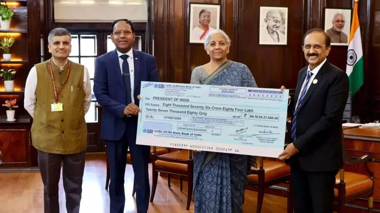 Indian Economy : ప్రభుత్వ ఖజానా నింపుతున్న బ్యాంకులు.. రెండు నెలల్లో ఏకంగా రూ.3లక్షల కోట్లు Indian Economy : ప్రభుత్వ ఖజానా నింపుతున్న బ్యాంకులు.. రెండు నెలల్లో ఏకంగా రూ.3లక్షల కోట్లు