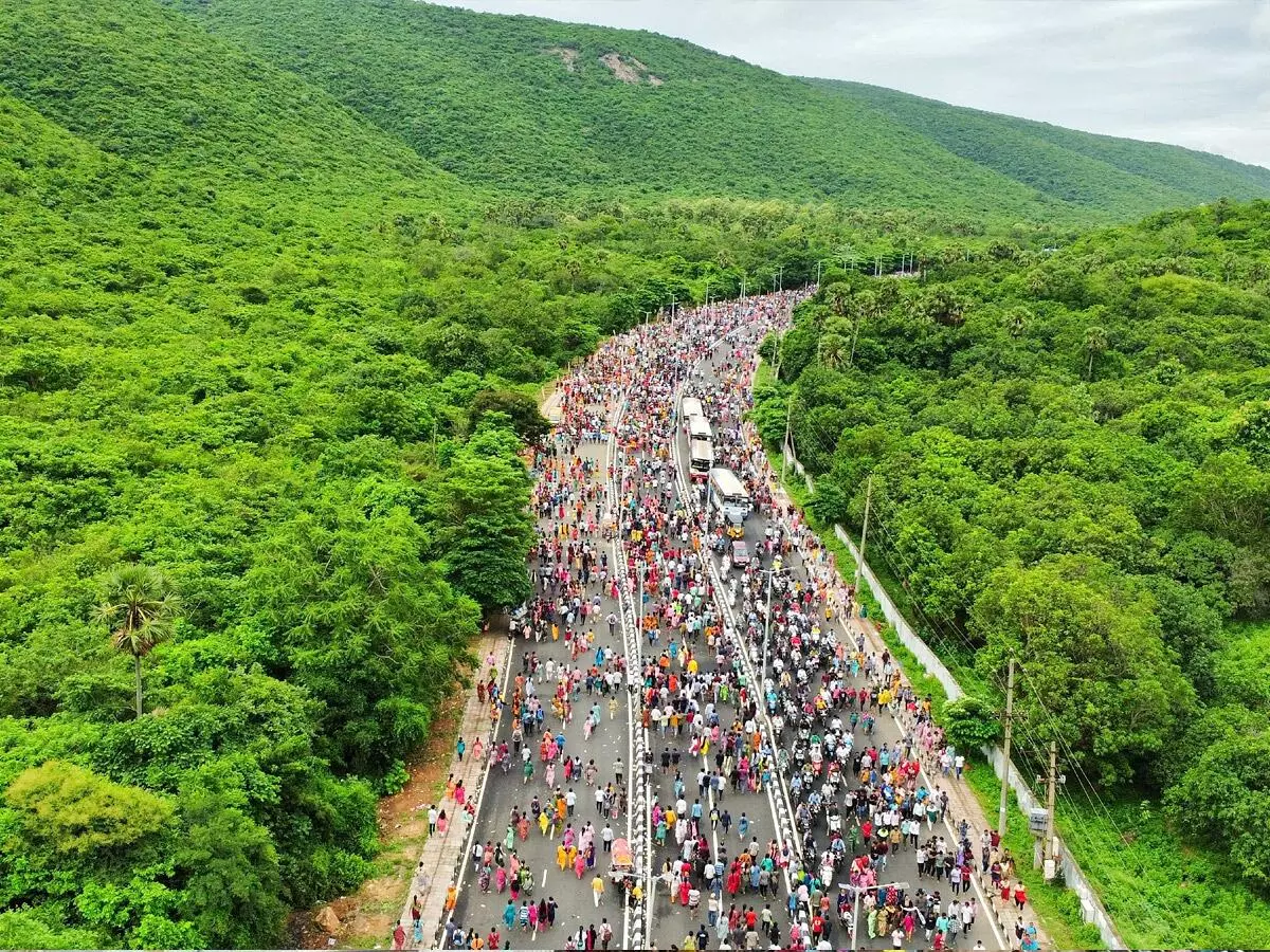 Giripradakshina at Simhachalam: సింహాచలంలో గిరిప్రదక్షిణ.. రెండు రోజులపాటు ఆర్జిత సేవలు రద్దు Giripradakshina at Simhachalam: సింహాచలంలో గిరిప్రదక్షిణ.. రెండు రోజులపాటు ఆర్జిత సేవలు రద్దు