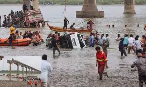 Bridge Collapse : గుజరాత్ లో వంతెన కూలి పది మంది మృతి Bridge Collapse : గుజరాత్ లో వంతెన కూలి పది మంది మృతి