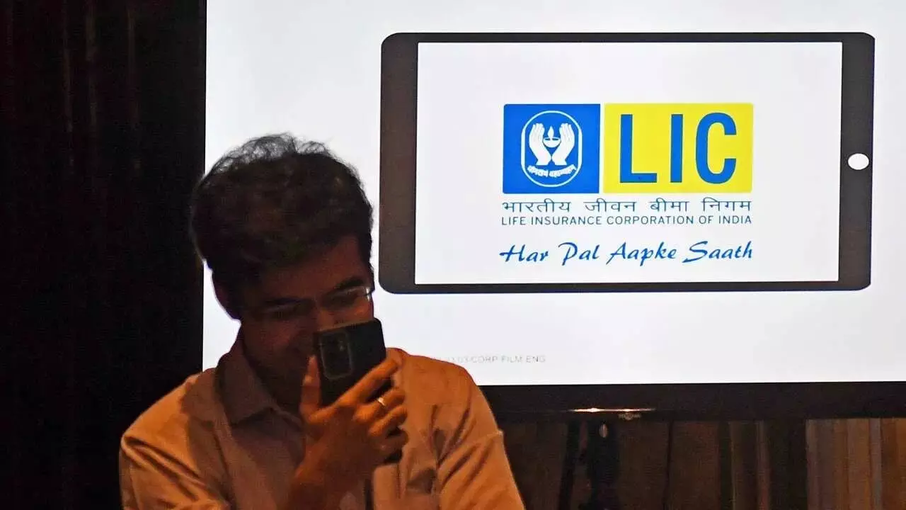 LIC : సాలరీ తీసుకునే వారికి బెస్ట్ ఎల్ఐసీ ప్లాన్లు ఇవే.. సేఫ్టీకి సేఫ్టీ, డబ్బులు ఆదా LIC : సాలరీ తీసుకునే వారికి బెస్ట్ ఎల్ఐసీ ప్లాన్లు ఇవే.. సేఫ్టీకి సేఫ్టీ, డబ్బులు ఆదా