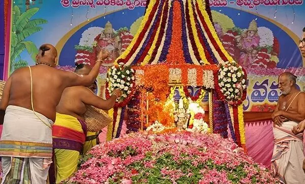 Grand Pushpayagam: అప్పలాయగుంటలో వైభవంగా పుష్పయాగం Grand Pushpayagam: అప్పలాయగుంటలో వైభవంగా పుష్పయాగం