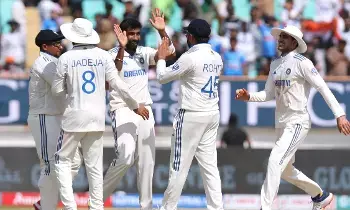 3rd Test: విజయానికి 135 పరుగుల దూరంలో టీమిండియా 3rd Test: విజయానికి 135 పరుగుల దూరంలో టీమిండియా