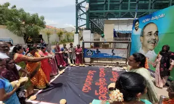 YSJAGAN HOME : జగన్ ఇంటి వద్ద గుమ్మడి కాయల తో దిష్టి తీసిన మహిళలు YSJAGAN HOME : జగన్ ఇంటి వద్ద గుమ్మడి కాయల తో దిష్టి తీసిన మహిళలు