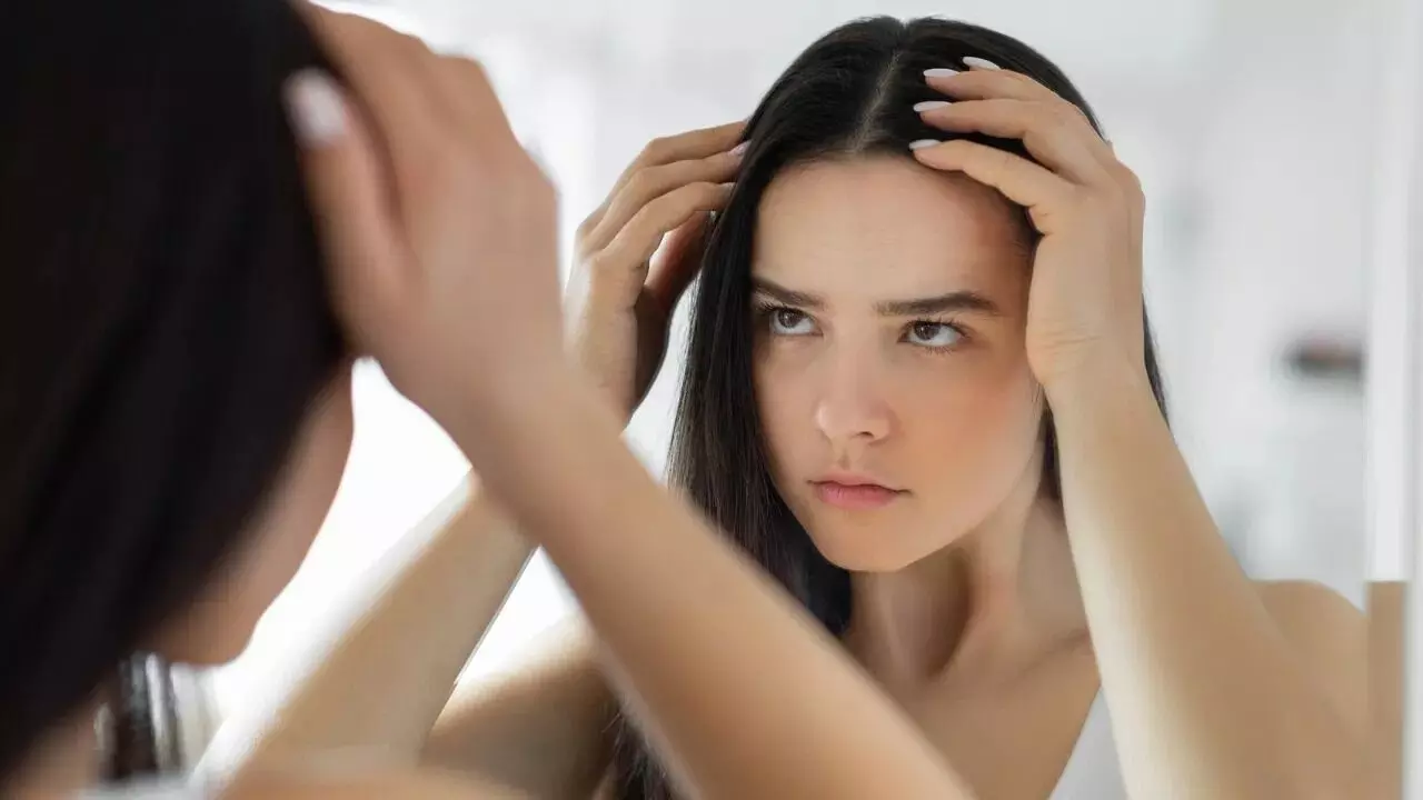 Hair Loss This Rainy Season: వర్షాకాలంలో జుట్టు రాలిపోతుందా? ..ఈ చిట్కాలు ట్రై చేయండి.. Hair Loss This Rainy Season: వర్షాకాలంలో జుట్టు రాలిపోతుందా? ..ఈ చిట్కాలు ట్రై చేయండి..
