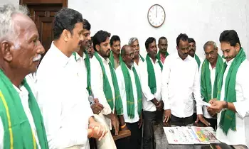 YS Jagan : మాజీ ముఖ్యమంత్రి వైఎస్.జగన్ ని కలసిన కరేడు గ్రామస్తులు YS Jagan : మాజీ ముఖ్యమంత్రి వైఎస్.జగన్ ని కలసిన కరేడు గ్రామస్తులు