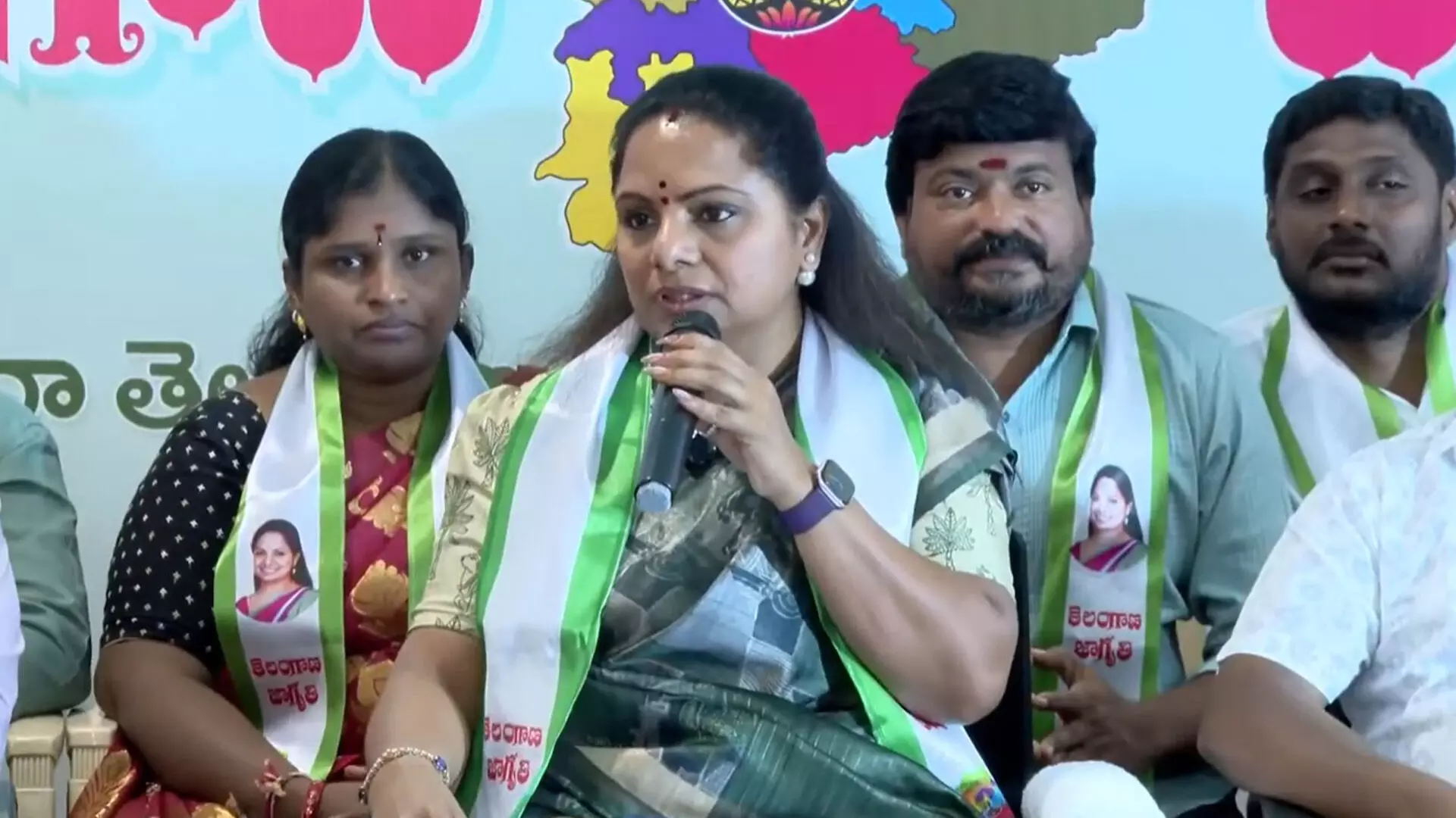 MLC Kavita : తెలంగాణ నీళ్ళను చంద్రబాబుకు గిఫ్ట్ గా ఇచ్చారు MLC Kavita : తెలంగాణ నీళ్ళను చంద్రబాబుకు గిఫ్ట్ గా ఇచ్చారు