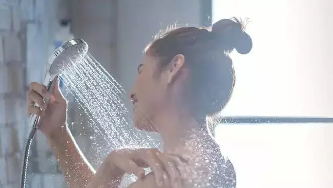Bathing with Hot Water: వేడి నీళ్లతో స్నానం చేయడం మంచిదేనా?