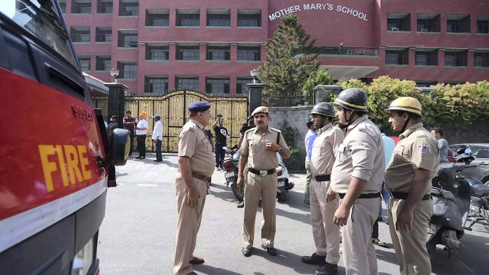 Bomb threats to Delhi Schools : ఢిల్లీ పాఠశాలలకు బాంబు బెదిరింపులు Bomb threats to Delhi Schools : ఢిల్లీ పాఠశాలలకు బాంబు బెదిరింపులు