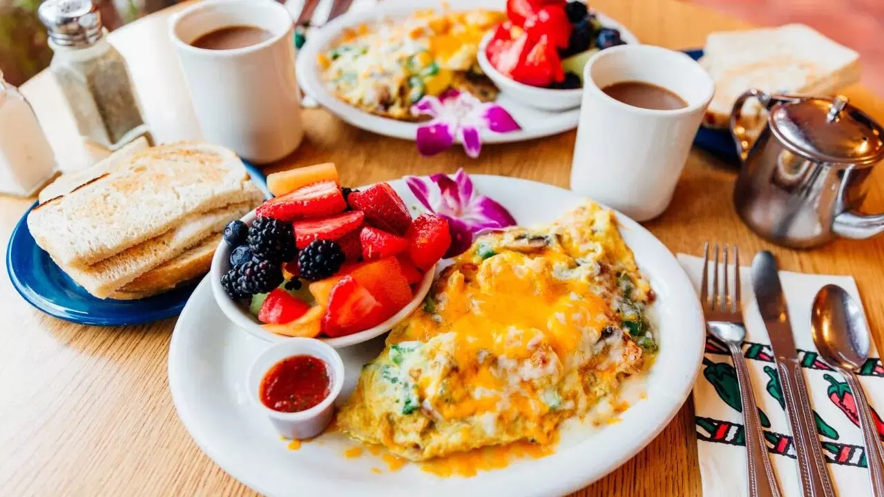 Healthy Breakfast: అల్పాహారాన్ని ఆరోగ్యకరంగా చేసుకుందాం.. ఎలా అంటే..? Healthy Breakfast: అల్పాహారాన్ని ఆరోగ్యకరంగా చేసుకుందాం.. ఎలా అంటే..?