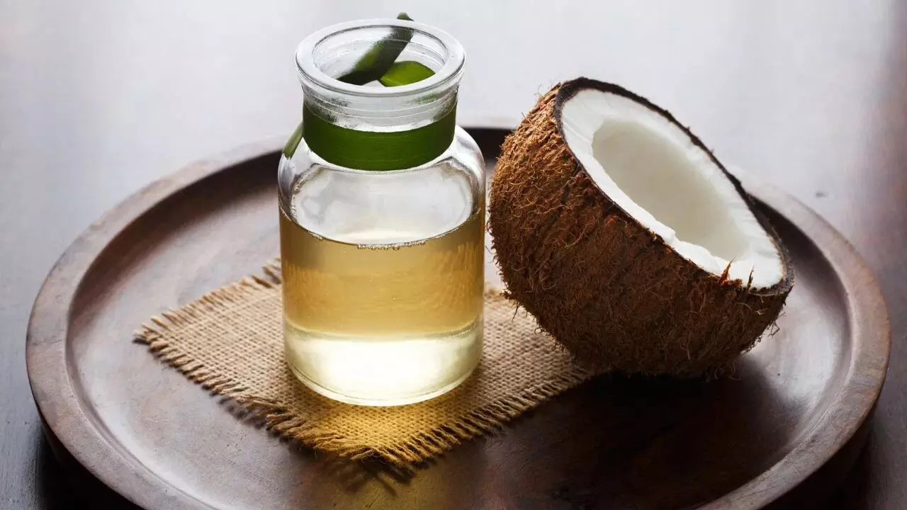 Coconut Oil: కొబ్బరి నూనె త్వరగా చెడిపోకుండా ఉండాలంటే ఈ చిట్కాలు వాడండి Coconut Oil: కొబ్బరి నూనె త్వరగా చెడిపోకుండా ఉండాలంటే ఈ చిట్కాలు వాడండి
