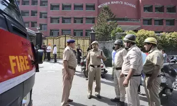 Bomb threats to Delhi Schools : ఢిల్లీ పాఠశాలలకు బాంబు బెదిరింపులు Bomb threats to Delhi Schools : ఢిల్లీ పాఠశాలలకు బాంబు బెదిరింపులు
