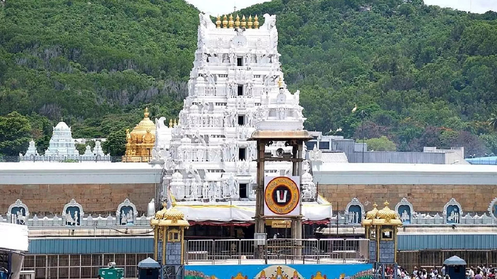 Tirumala Tirupati : టీటీడీలో నలుగురు హిందూయేతర ఉద్యోగుల సస్పెన్షన్‌