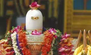 Sravana Saturdays: జాతకంలో శని తొలగిపోవాలంటే.. శ్రావణ శనివారం నాడు వీటిని శివుడికి సమర్పించండి. Sravana Saturdays: జాతకంలో శని తొలగిపోవాలంటే.. శ్రావణ శనివారం నాడు వీటిని శివుడికి సమర్పించండి.