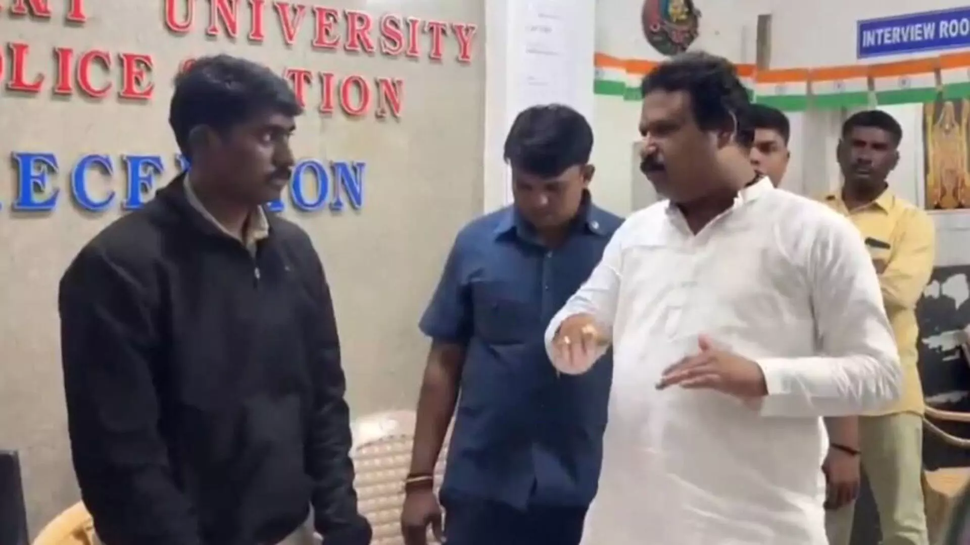 Cantonment Mla : కంటోన్మెంట్ ఎమ్మెల్యేపై దాడికి యత్నించిన దుండగులు Cantonment Mla : కంటోన్మెంట్ ఎమ్మెల్యేపై దాడికి యత్నించిన దుండగులు