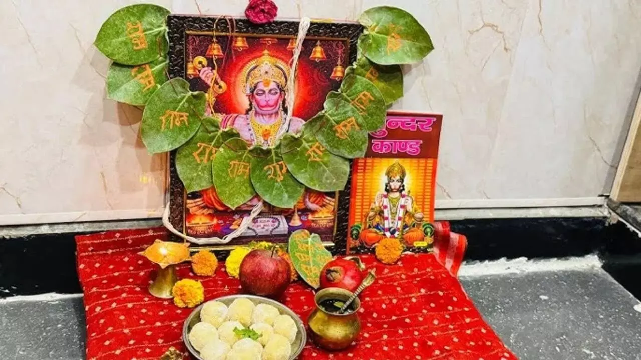 Offer These Items to Lord Hanuman: మంగళవారం నాడు హనుమంతుడికి ఈ వస్తువులను సమర్పిస్తే కష్టాలన్నీ మాయం Offer These Items to Lord Hanuman: మంగళవారం నాడు హనుమంతుడికి ఈ వస్తువులను సమర్పిస్తే కష్టాలన్నీ మాయం