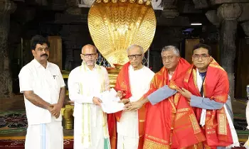 Tirumala : శ్రీవారిపై అచంచలమైన భక్తిని చాటుకున్న మాజీ ఐఆర్ఎస్ అధికారి Tirumala : శ్రీవారిపై అచంచలమైన భక్తిని చాటుకున్న మాజీ ఐఆర్ఎస్ అధికారి