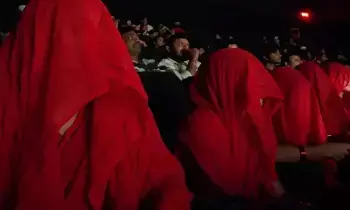 Women Wear Red Scarves to Pawan’s Movie: ముఖానికి ఎర్రటి స్కార్ఫ్ ధరించి పవన్ మూవీకి మహిళలు.. ఎందుకంటే..?