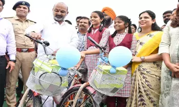 Union Minister Bandi sanjay : నేనూ పొన్నం కలిసి పనిచేస్తాం – బండి సంజయ్ Union Minister Bandi sanjay : నేనూ పొన్నం కలిసి పనిచేస్తాం – బండి సంజయ్