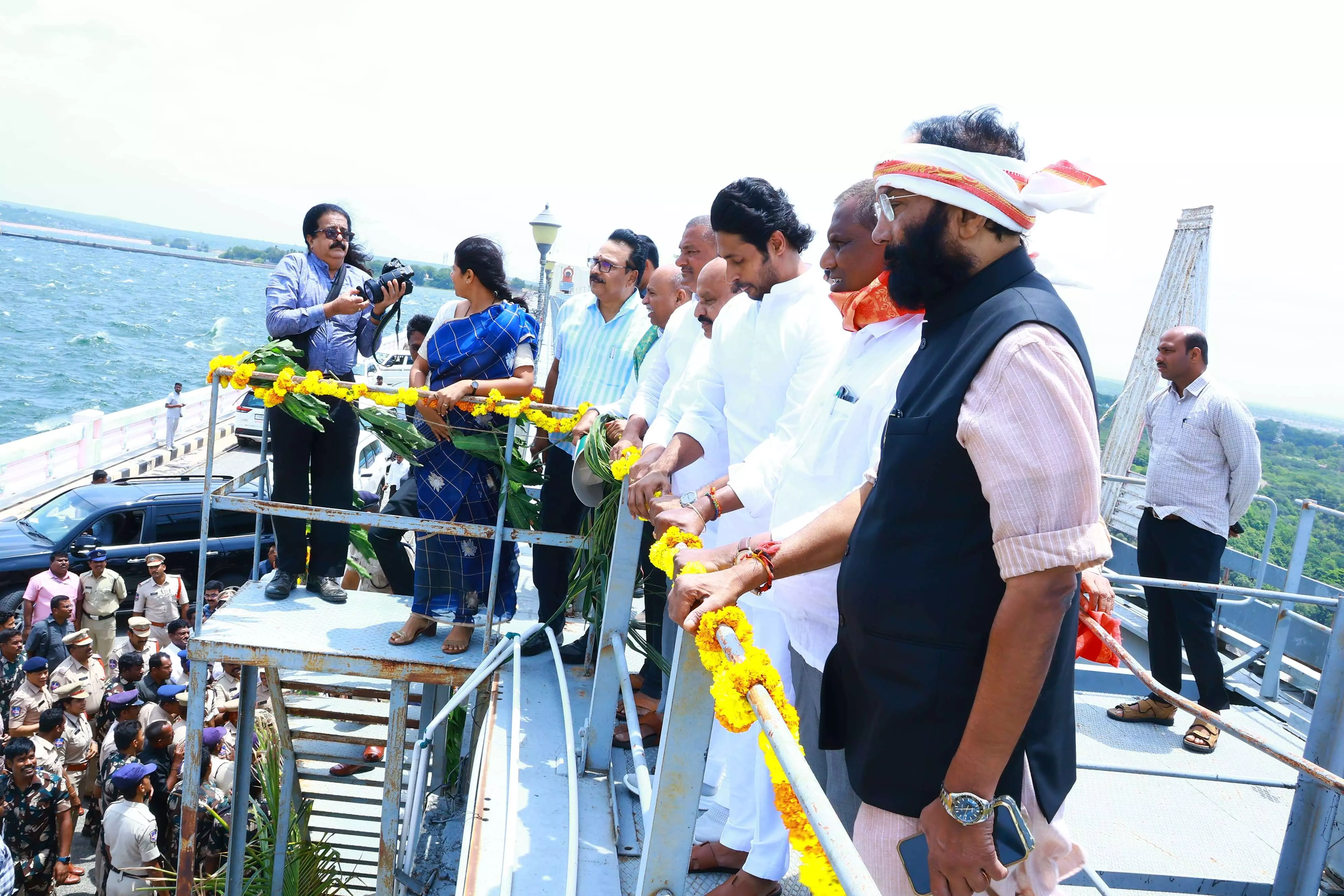 Nagarjuna Sagar : సాగర్ నుంచి నీటిని విడుదల చేసిన మంత్రి ఉత్తమ్ Nagarjuna Sagar : సాగర్ నుంచి నీటిని విడుదల చేసిన మంత్రి ఉత్తమ్