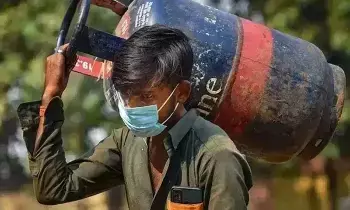 Gas Cylinder : సామాన్యులకు గుడ్ న్యూస్.. వరుసగా ఐదో నెల తగ్గిన సిలిండర్ ధరలు Gas Cylinder : సామాన్యులకు గుడ్ న్యూస్.. వరుసగా ఐదో నెల తగ్గిన సిలిండర్ ధరలు