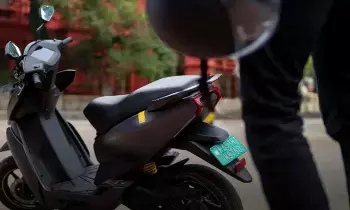 Ather 450S : ఓలాకు షాక్.. పెద్ద బ్యాటరీ, ఎక్కువ రేంజ్ తో ఏథర్ కొత్త స్కూటర్ Ather 450S : ఓలాకు షాక్.. పెద్ద బ్యాటరీ, ఎక్కువ రేంజ్ తో ఏథర్ కొత్త స్కూటర్