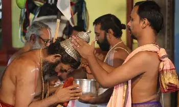 Shathagopam: శఠగోపం అంటే ఏమిటి.. ఎందుకు పెడతారు? Shathagopam: శఠగోపం అంటే ఏమిటి.. ఎందుకు పెడతారు?