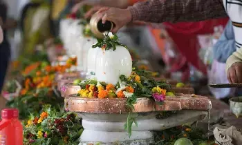 Jalabhishekam to Lord Shiva: శివుడికి జలాభిషేకం చేస్తున్నారా..? ఈ రహస్యాలను మర్చిపోకండి.. Jalabhishekam to Lord Shiva: శివుడికి జలాభిషేకం చేస్తున్నారా..? ఈ రహస్యాలను మర్చిపోకండి..