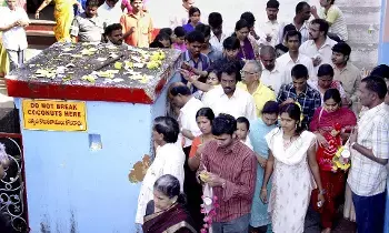 Secret Behind Circumambulations in Temples: గుడిలో చేసే ప్రదక్షిణల వెనుకున్న రహస్యం తెలుసా? Secret Behind Circumambulations in Temples: గుడిలో చేసే ప్రదక్షిణల వెనుకున్న రహస్యం తెలుసా?