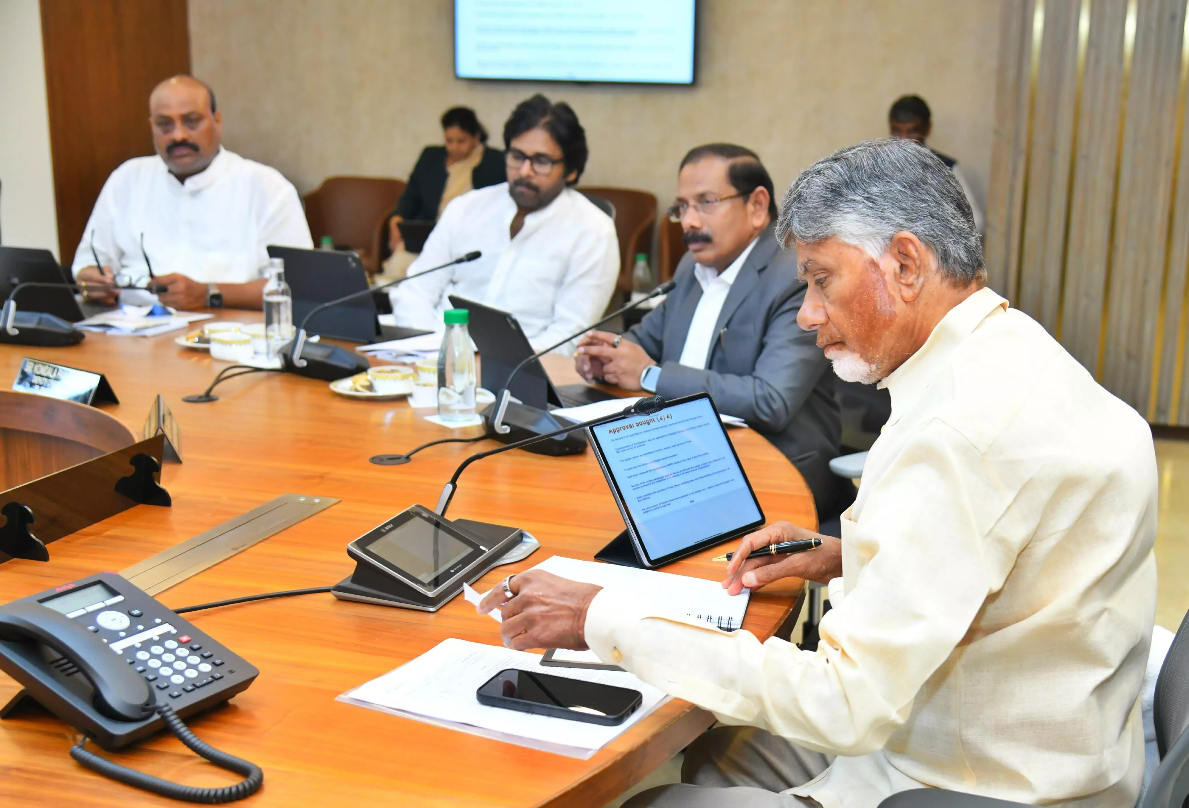 ఆగస్టు15 నుంచి ఏపీలో మహిళలకు ఉచిత బస్సు ఆగస్టు15 నుంచి ఏపీలో మహిళలకు ఉచిత బస్సు