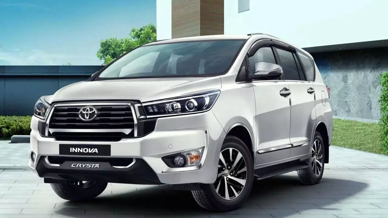 Toyota Innova : పొలిటీషన్లు, సెలబ్రిటీలు మెచ్చారు.. 20ఏళ్లుగా రోడ్లపై రారాజు ఈ కారు