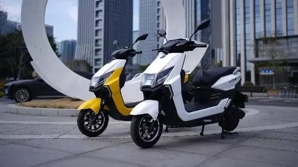 Zelio Electric : సింగిల్ ఛార్జ్ తో 100కిమీ.. మొబైల్ ఫోన్ కంటే తక్కువ ధరకే ఎలక్ట్రిక్ స్కూటర్ Zelio Electric : సింగిల్ ఛార్జ్ తో 100కిమీ.. మొబైల్ ఫోన్ కంటే తక్కువ ధరకే ఎలక్ట్రిక్ స్కూటర్