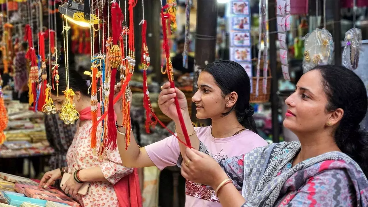 Raksha Bandhan 2025: చైనా రాఖీలకు బైబై.. ఈ సారి దేశవ్యాప్తంగా రూ.17000కోట్ల వ్యాపారం Raksha Bandhan 2025: చైనా రాఖీలకు బైబై.. ఈ సారి దేశవ్యాప్తంగా రూ.17000కోట్ల వ్యాపారం
