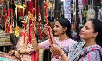 Raksha Bandhan 2025: చైనా రాఖీలకు బైబై.. ఈ సారి దేశవ్యాప్తంగా రూ.17000కోట్ల వ్యాపారం Raksha Bandhan 2025: చైనా రాఖీలకు బైబై.. ఈ సారి దేశవ్యాప్తంగా రూ.17000కోట్ల వ్యాపారం