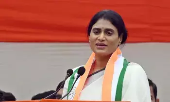 YSsahrmila : వైసీపీపై కోపాన్ని వైఎస్ఆర్ విగ్రహాలపై ఎందుకు చూపిస్తున్నారు YSsahrmila : వైసీపీపై కోపాన్ని వైఎస్ఆర్ విగ్రహాలపై ఎందుకు చూపిస్తున్నారు