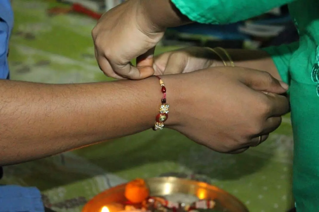 Tying Rakhi:  రాఖీ కడుతున్నారా.. ఎన్ని ముళ్ళు వేయాలంటే?