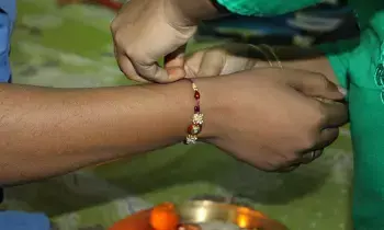 Tying Rakhi: రాఖీ కడుతున్నారా.. ఎన్ని ముళ్ళు వేయాలంటే? Tying Rakhi: రాఖీ కడుతున్నారా.. ఎన్ని ముళ్ళు వేయాలంటే?