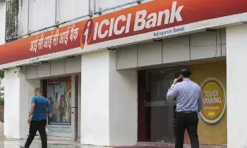 ICICI : సామాన్యుడికి దూరమైన ఐసీఐసీఐ బ్యాంక్.. అకౌంట్ కావాలంటే రూ.50వేలు ఉండాల్సిందే ICICI : సామాన్యుడికి దూరమైన ఐసీఐసీఐ బ్యాంక్.. అకౌంట్ కావాలంటే రూ.50వేలు ఉండాల్సిందే